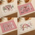 Détail de quatre sets de table en lin pour la Saint-Valentin avec motifs cœurs et mots - Ensemble Nœud Maison Chaleureuse 4Pcs (VPM020)