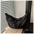 Détail du sac croissant en nylon noir matelassé avec motif classique de losanges - Noir