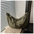 Détail du sac hobo en nylon matelassé vert armée avec texture losange et bandoulière - Vert