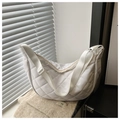 Détail du sac à main matelassé en nylon blanc avec une bandoulière réglable - Blanc