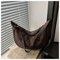 Détails du sac demi-lune en nylon matelassé marron foncé avec motif à losanges - Café