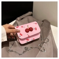 Dettaglio mini borsa a tracolla rosa con ciondoli a ciliegia glitterati e catena argento - Rosa