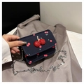 Dettaglio borsa a sella blu navy con ciondolo a ciliegia in strass e catena argentata - Nero