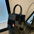 Bolso de mano retro en patchwork negro y gris con correa y detalle de etiqueta moda - Negro