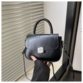Dettaglio borsa nera lucida con fibbia argentata e manico rotondo elegante - Nero