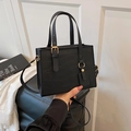 Elegante borsa tote in finta pelle di coccodrillo nera con finiture dorate e manico - Nero