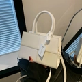 Bolso de mano blanco con costuras geométricas y asas circulares de diseño minimalista - Blanco