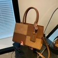 Bolso vintage de cuero patchwork marrón con asas en un ambiente interior minimalista - Marrón