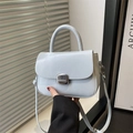 Eisblaue stilvolle Handtasche aus Kunstleder mit silberner Schnalle und rundem Griff - Blau
