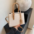 Elegante borsa beige con motivo a coccodrillo, cinturini marroni e fibbie dorate - Cachi