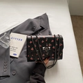 Minimalistische schwarze Umhängetasche mit Kirschprint und Vintage-Metallkette - Schwarz