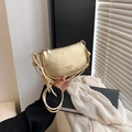 Borsa hobo dorata in pelle a grana di litchi con tracolla annodata e design a luna - Oro