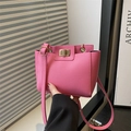 Rosafarbene Schultertasche mit Litschi-Muster und Goldverschluss im modernen Lichtdesign - Rosa