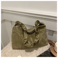 Dettaglio del motivo marmo verde e manico plissettato sulla borsa stile nuvola - Verde