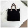 Detail van zwarte canvas shopper met gestreepte handvatten en trekkoord ritssluiting - Zwart