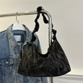 Borsa a tracolla nera effetto marmo con finitura lucida e tracolla arricciata trendy - Nero