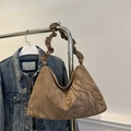 Borsa a mezzaluna con motivo marmorizzato marrone e manico pieghettato minimalista - Marrone