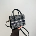 Sac cabas brodé noir et blanc avec poignées en cuir et lettrage fashion détaillé - Noir