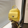 Mini zaino trapuntato giallo zenzero con tracolla a catena e chiusura in metallo - Giallo