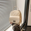 Mini zaino beige trapuntato chic con motivo a rombi ed elegante tracolla a catena - Bianco