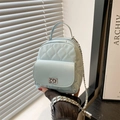 Mini zaino trapuntato celeste con chiusura girevole e tracolla a catena in metallo - Blu