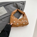 Karamellbraune Leder-Unterarmtasche mit großen Silbernieten und Raffung-Design - Braun
