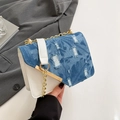 Bolso bandolera de mezclilla y cuero blanco con motivos vintage y cadena dorada - Blanco