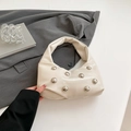 Schicke cremeweiße Nieten-Halbmondtasche mit silbernen Metallnieten für Damen - Weiß