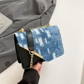 Bolso bandolera de denim azul y cuero negro con cadena dorada y hebilla metálica - Negro