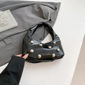 Glänzende schwarze Nietentasche mit silbernen Nieten und modernem Henkel-Design - Schwarz