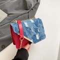 Bolso bandolera de cuero rojo y denim azul deshilachado con cadena de metal dorada - Rojo