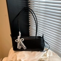 Minimalistische schwarze Schultertasche mit Spitzenbogen und Perlenanhänger-Deko - Mit Anhänger / Schwarz