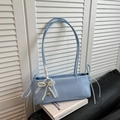 Hellblaue Unterachseltasche aus Kunstleder mit Perlen-Schleife und Herz-Anhänger - Mit Anhänger / Blau