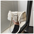 Detalle de bolso de hombro blanco con una elegante hebilla de metal plateado pulido - Blanco