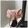 Detalle del bolso de hombro en cuero PU rosa con hebilla plateada y correa ajustable - Rosa