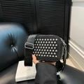Schwarze Umhängetasche mit Nieten, Glitzer-Finish und verstellbarem Nylon-Schultergurt - Schwarz