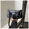 Detalle de bolso de hombro vintage negro en cuero PU brillante con hebilla grande plateada - Negro