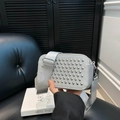 Silberne Kamera-Tasche mit glänzenden Metallnieten und breitem Stoffschultergurt Design - Silber