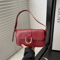 Elegante dunkelrote Schultertasche aus Krokodillederimitat mit goldener Hufeisenschnalle - Rot