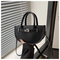 Detalle de bolso medialuna negro con cierre giratorio plateado y diseño de correa - Negro