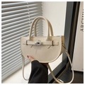 Detalle del bolso de silla en cuero crema con cierre de metal dorado y correa suelta - Blanco