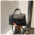 Primer plano del bolso cuadrado negro mate con hebilla plateada y asa de transporte - Negro