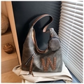 Détail du cabas en toile grise avec bordure en cuir et rivet décoratif en forme de W - Noir