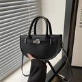 Bolso clásico negro de media luna con cierre giratorio plateado y asa elegante - Negro