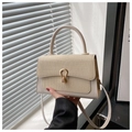 Dettaglio della borsa in pelle beige con patta in paglia intrecciata e chiusura dorata - Bianco Sporco
