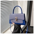Dettaglio della trama del tessuto blu a contrasto e della chiusura a U dorata della borsa - Blu