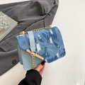 Bolso bandolera de mezclilla azul claro con cadena dorada y detalles deshilachados - Azul