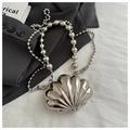 Dettaglio mini borsa argento a forma di conchiglia con trama metallica e catena a sfere - Conchiglia (Argento)