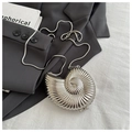 Vista macro della pochette da sera a conchiglia argento con trama a spirale e catena - Conchiglia (Argento)