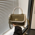 Mini sac bandoulière matelassé vert olive avec garniture en polaire blanche et fermoir doré - Vert